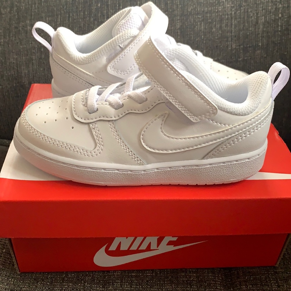 NIKE SIZE 9c WHITE SNEAKERS
